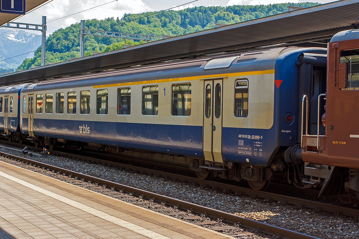 BLS 1. und 2. Klasse Personenwagen AB 50 63 39-33 890-3 ein Einheitswagen I (EW I) eingereiht am 28.05.2012 in einem BLS EW I – Pendelzug im Bahnhof Spiez. Den AB Wagen kann man auch gut an den unterschiedlichen Fensteraufteilungen erkennen.

Der EW I Wagen ist Baujahr 1961. Ab 1990 baute die BLS die EW I Wagen auf außenbündige Türen für NPZ um.

TECHNISCHE DATEN:
Spurweite: 1.435 mm (Normalspur)
Wagenlänge über Puffer:  24.700 mm
Drehzapfenabstand: 17.600 mm
Eigengewicht: 32 t
Sitzplätze: 24 in der 1. Klasse und 38 in der 2. Klasse
Bremse:  O-R

Die Einheitswagen I sind die Nachfolger der Leichtstahlwagen und wurden zwischen 1956 und 1967 gebaut. Sie hatten ein Gewicht von 28 bis 32 Tonnen, eine Länge von 23,7 m und eine zulässige Höchstgeschwindigkeit von 140 km/h.Damit die Einstiege über dem Drehgestell angeordnet werden konnten, wurden die Drehgestellrahmen in der Mitte gekröpft ausgeführt. Die Primärfederung (zwischen Rad und Drehgestellrahmen) erfolgt durch Schraubenfedern, für die Sekundärfederung (zwischen Drehgestellrahmen und Wagenkasten) kamen zwei Varianten zur Ausführung SWS mit Schraubenfedern oder SIG mit Torsionsstäben.