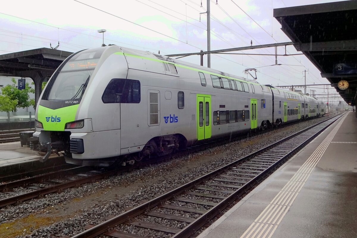 BLS 515 007 steht in Thun am verregneten 28 Mai 2019.