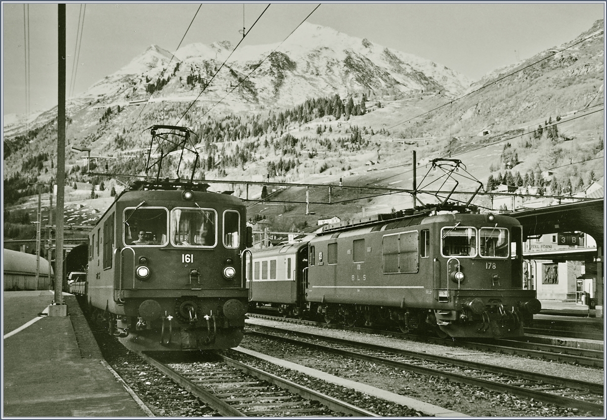 BLS Autoverlad G�schenen - Airolo. Lange Jahre, bis zu Er�ffnung des Gotthard Strassentunnels 1981 betrieben die SBB einen Autoverlad durch den Gotthardtunnel. Als dann im Herbst 2001 nach einem Unfall den Strassentunnel f�r gut zwei Monate gesperrt werden musste, zog die BLS einen Autoverlad auf. 
BLS Re 4/4 161 und 178 in Airolo.
Analogbild vom November 2001