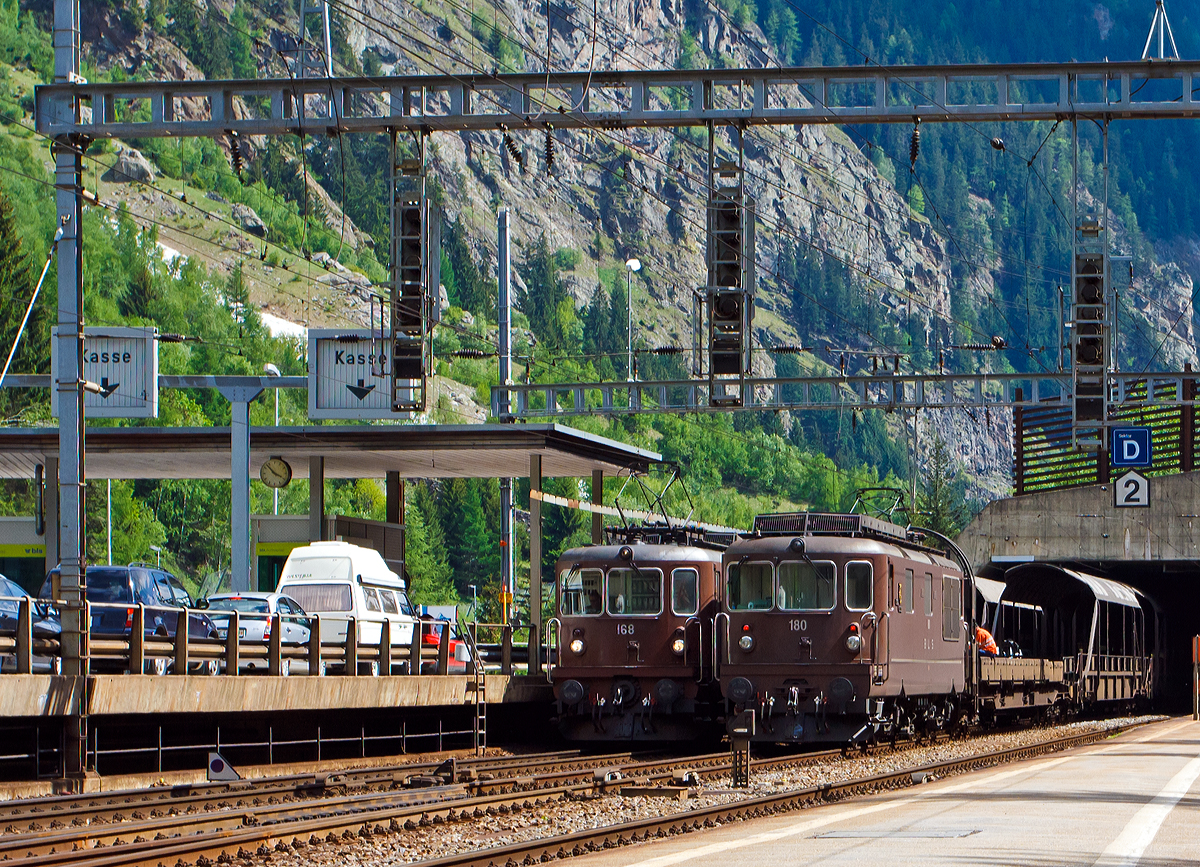 BLS Autoverlad Lötschberg (Kandersteg–Goppenstein) im Bahnhof Goppenstein am 28.05.2012. Links steht die BLS Re 4/4 - 168 und rechts die BLS Re 4/4 - 180, jeweils mit einem Autozug.

Der Autoverlad durch den 14,6 km langen Lötschbergtunnel verbindet 
das Kandertal mit dem Wallis. Der einröhrige 1913 eröffnete Doppelspurtunnel ist das Herzstück der Lötschberg-Bergstrecke von Spiez nach Brig im Schweizer Kanton Wallis.
