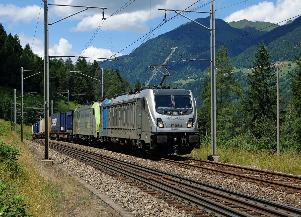 BLS: BLS-CARGO Doppeltraktion auf der Gotthard-Südrampe unterwegs am 28. Juli 2016. An der Spitze des Zuges war die RAILPOOL 187 006-2 eingereiht.
Foto: Walter Ruetsch 