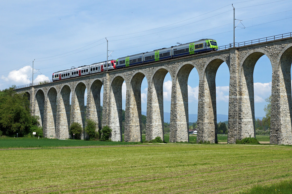 BLS: Die Regionalzüge Bern-Murten und Bern-Neuenburg fahren vereint bis Kerzers. Fotografiert wurde die Doppeltraktion RABe 525  NINA  beim Passieren des Gümmenen Viadukts am 7. Mai 2016.
Foto: Walter Ruetsch 