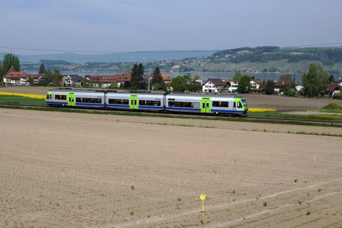 BLS: Ein RABe 525  NINA  als Regionalzug Murten-Bern bei Murten am 7. Mai 2016.
Foto: Walter Ruetsch