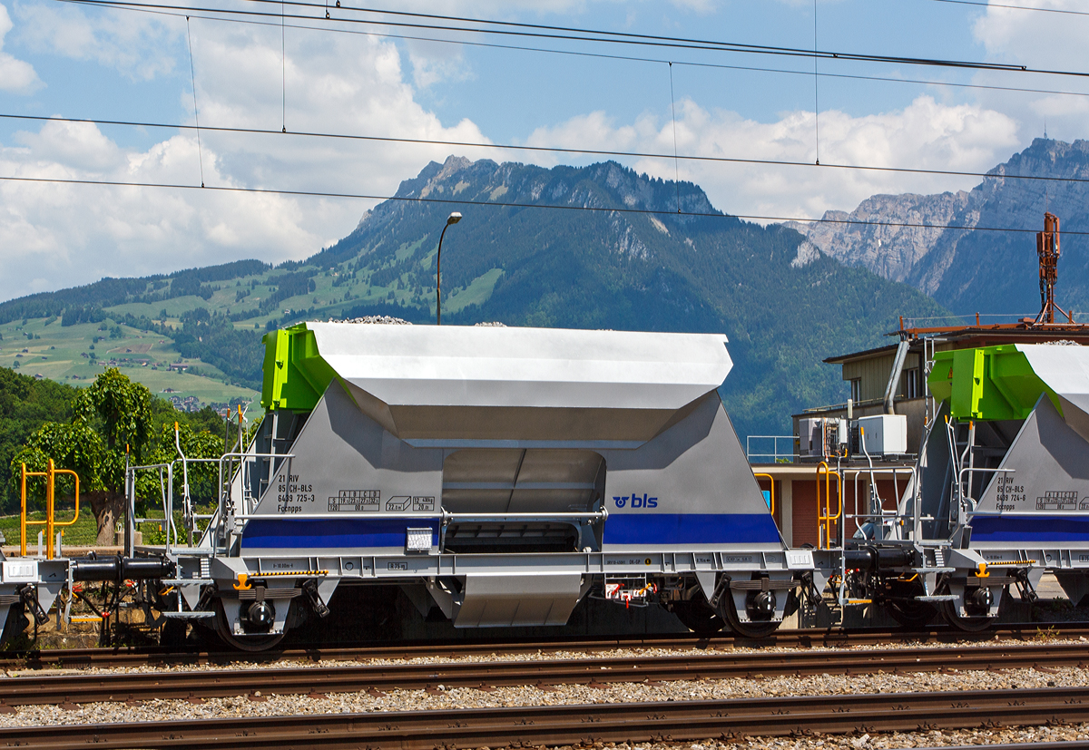 BLS Neuschotterwagen der Gattung Fccnpps (21 RIV 85 CH-BLS 6439 725-3) angestellt am 28.05.2012 im Bahnhof Spiez.

Technische Daten:
Spurweite: 1.435 mm
Anzahl der Achsen: 2
L�nge �ber Puffer: 10.000 mm
Achsabstand: 8.760 mm
Eigengewicht: 12.430 kg
Max. Ladegewicht: 32,5 t
Ladevolumen: 22,0 m�
H�chstgeschwindigkeit: 100 km/h beladen (120 km/h leer)
Kleister bef. Gleisbogen: R 75 m