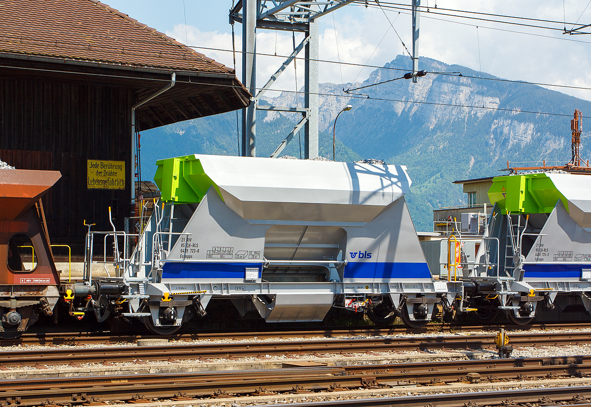 BLS Neuschotterwagen der Gattung Fccnpps (21 RIV 85 CH-BLS 6439 723-8) angestellt am 28.05.2012 im Bahnhof Spiez.

Technische Daten:
Spurweite: 1.435 mm
Anzahl der Achsen: 2
L�nge �ber Puffer: 10.000 mm
Achsabstand: 8.760 mm
Eigengewicht: 12.350 kg
Max. Ladegewicht: 32,6 t (ab Streckenklasse D)
Ladevolumen: 22,0 m�
H�chstgeschwindigkeit: 100 km/h beladen (120 km/h leer)
Kleister bef. Gleisbogen: R 75 m