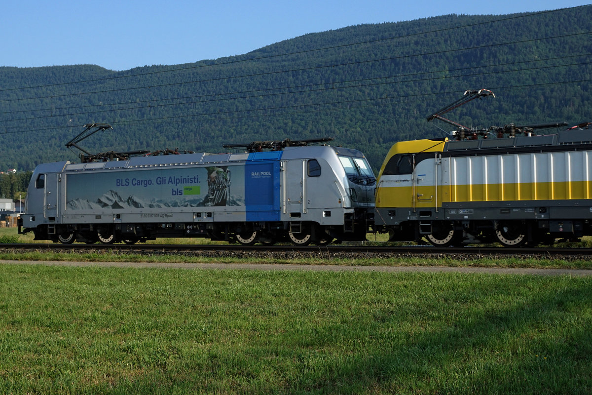 BLS: RAIL POOL 187 005-4 bei Grenchen am 21. Juli 2017. Sie stand zusammen mit der 487 001 von SWISS RAIL TRAFFIC für die Führung eines Messzuges im Einsatz.
Foto: Walter Ruetsch
