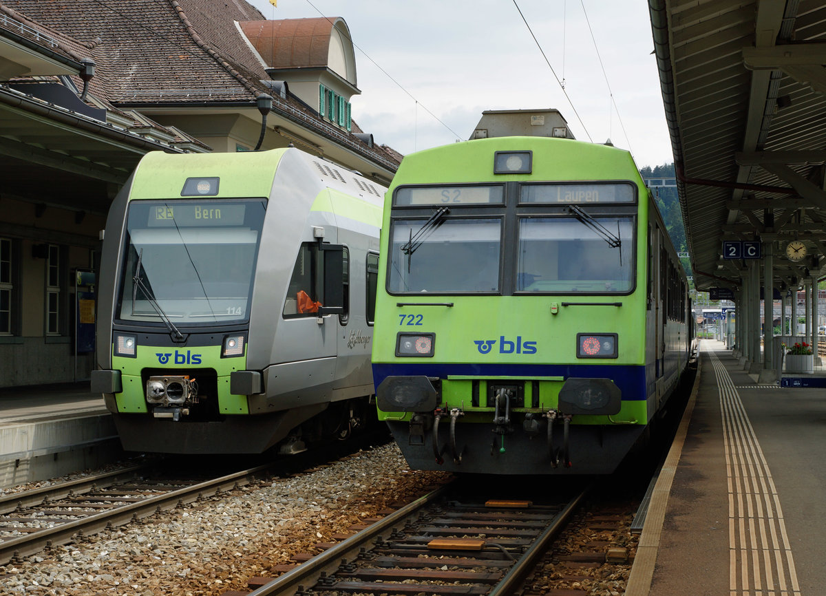 BLS: RE Luzern-Bern mit RABe 535  LÖTSCHBERGER  und der S 2 nach Konolfingen Gümligen Bern Laupen mit einem RBDe 565-Pendel in Langnau im Emmental am 14. Mai 2016.
Foto: Walter Ruetsch 