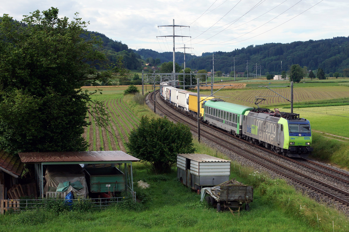 BLS: ROLA im S�d- Nordverkehr auf der alten romantischen Stammstrecke am 18. Juni 2016 bei Bettenhausen mit der BLS Re 485 005-3.
Foto: Walter Ruetsch 