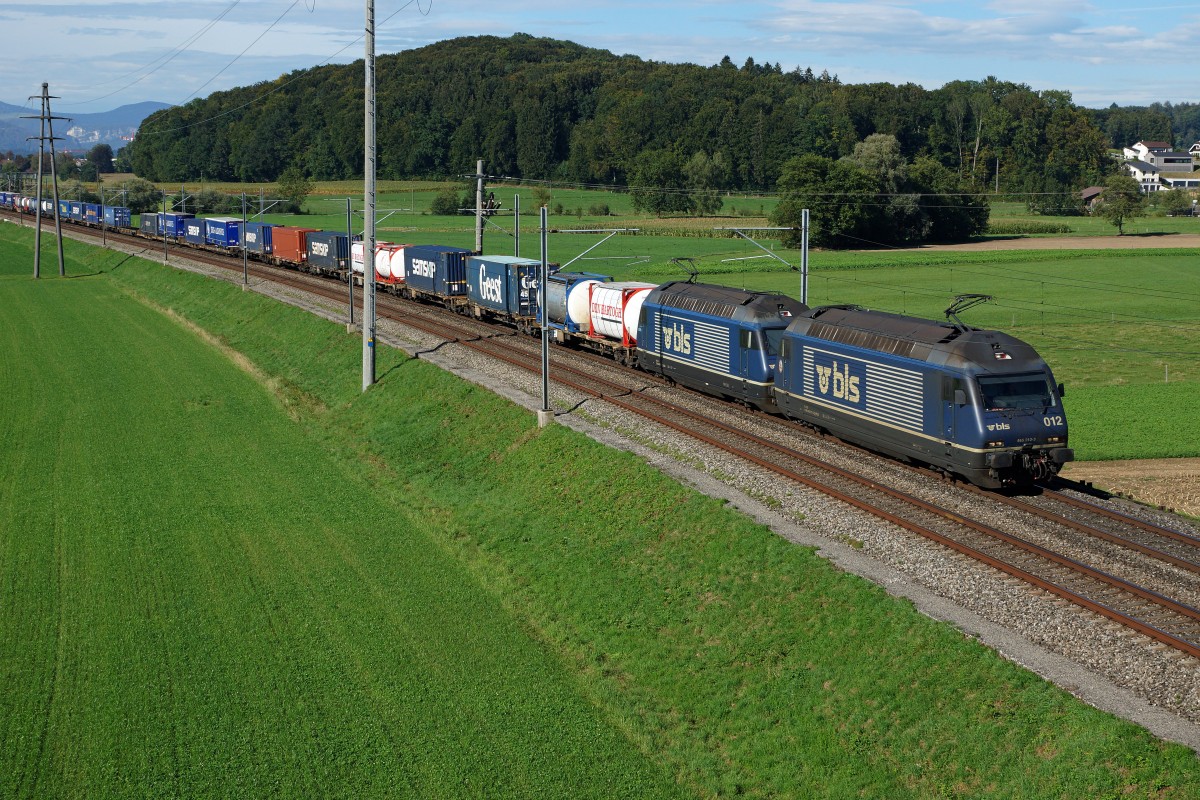 BLS: Schwerer Güterzug mit Doppeltraktion Re 465 auf der Fahrt in den Süden am 16. September 2015. An der Spitze des Zuges läuft die Re 465 012-3. Die Aufnahme ist am letzten Sommertag des Jahres 2015 bei Bettenhausen entstanden.
Foto: Walter Ruetsch