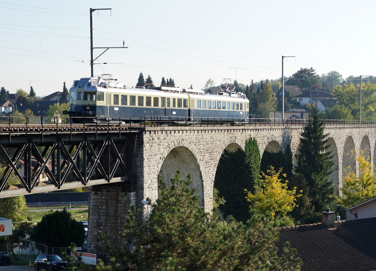 BLS: Sonderzug mit dem  BLAUEN PFEIL  BCFe 4/6 736 beim Passieren des Viadukts bei Grenchen Nord am 1. Oktober 2015.
Foto: Walter Ruetsch