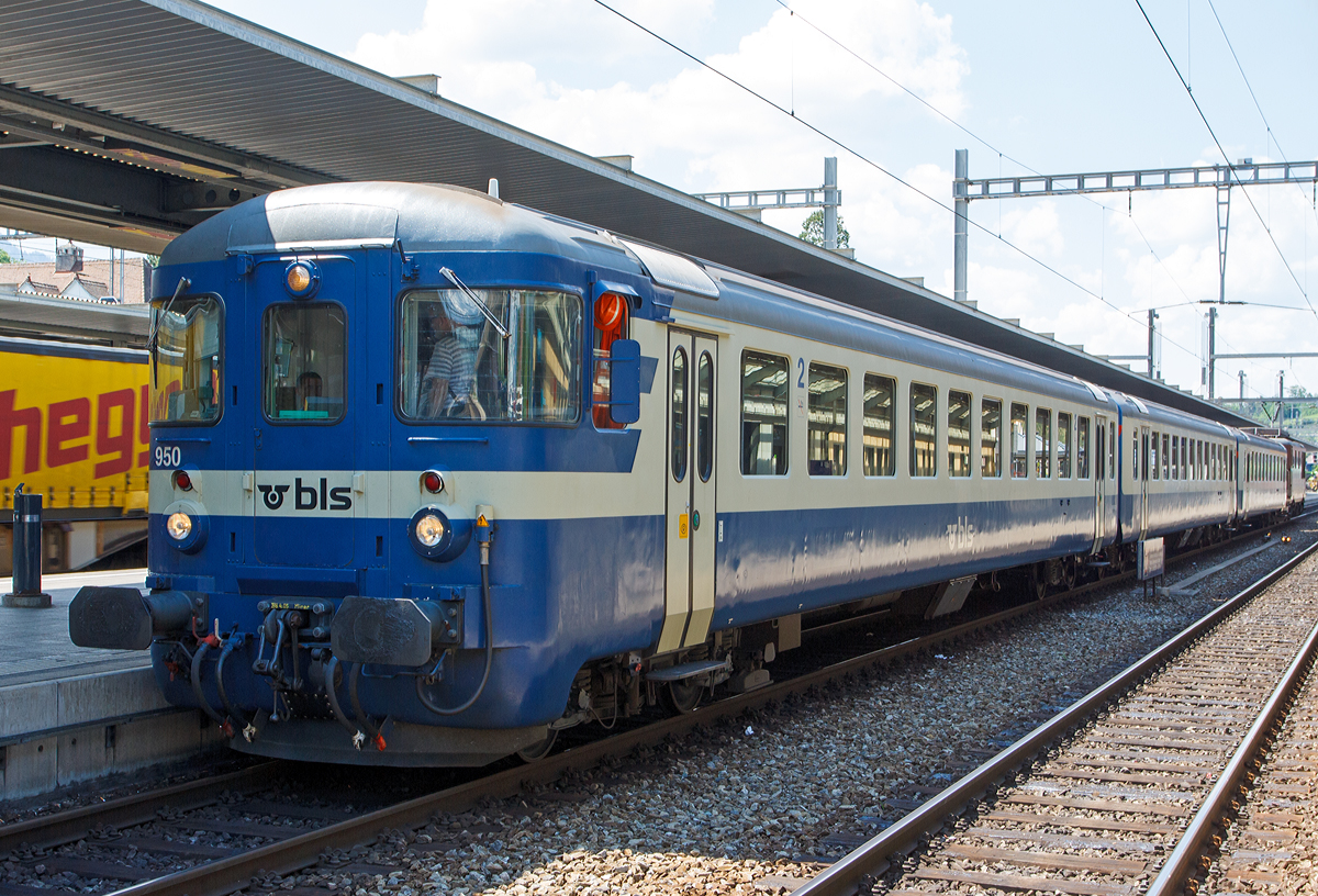 BLS Steuerwagen (2. Klasse) Bt 50 63 20 - 33 950-6 als Zugspitze einer Einheitswagen I –Garnitur (EW I) und als Schublok die BLS Re 4/4 - 192  Spiez  (Re 425) am 28.05.2012 im Bahnhof Spiez.
Der EW I Steuerwagen ist Baujahr 1963.

Technische Daten:
Spurweite: 1.435 mm (Normalspur)
Anzahl der Achsen: 4
L�nge �ber Puffer: 24.200 mm
Drehzapfenabstand: 17.600 mm
Sitzpl�tze: 79 (2. Klasse)
Bremse:  O-R
