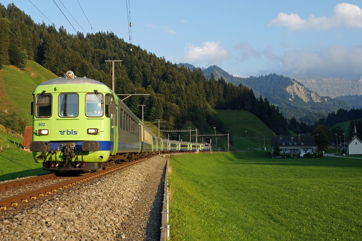 BLS: Verst�rkter RE mit dem Bt 902 (ehemals Seehas/MThB) bei Wiggen im letzten Abendlicht am 9. September 2015.
Foto: Walter Ruetsch
