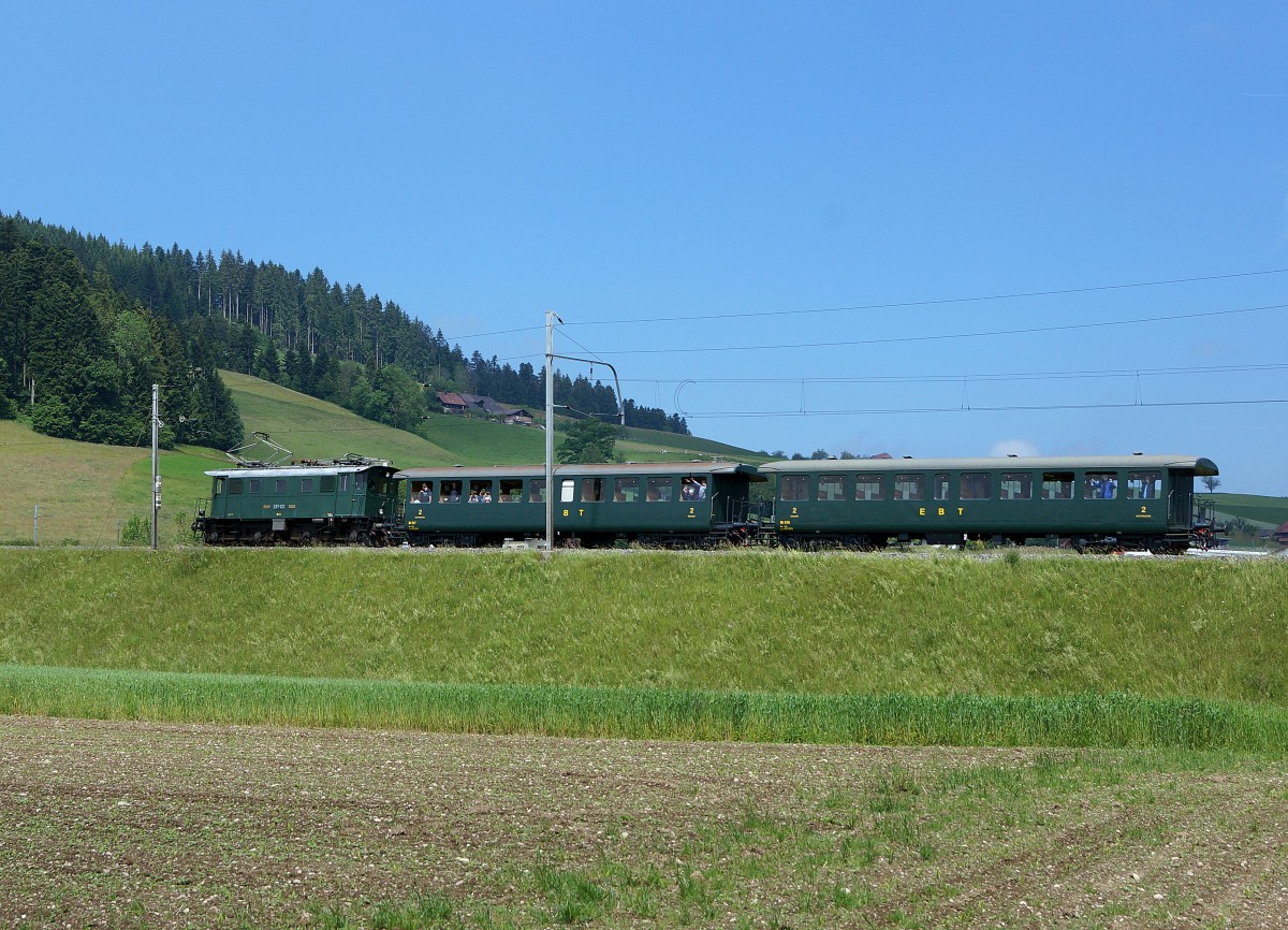 BLS/VHE: Stilreiner Nostalgiezug, ehemals Emmental-Burgdorf-Thung-Bahn (EBT) auf einer seiner ehemaligen Strecken. Be 4/4 102 der BLS-Stiftung mit Bi 527 + Bi 538 vom VEREIN HISTORISCHE EISENBAHN EMMENTAL, unterwegs bei Mirchel am 31. Mai 2014.
Foto: Walter Ruetsch 