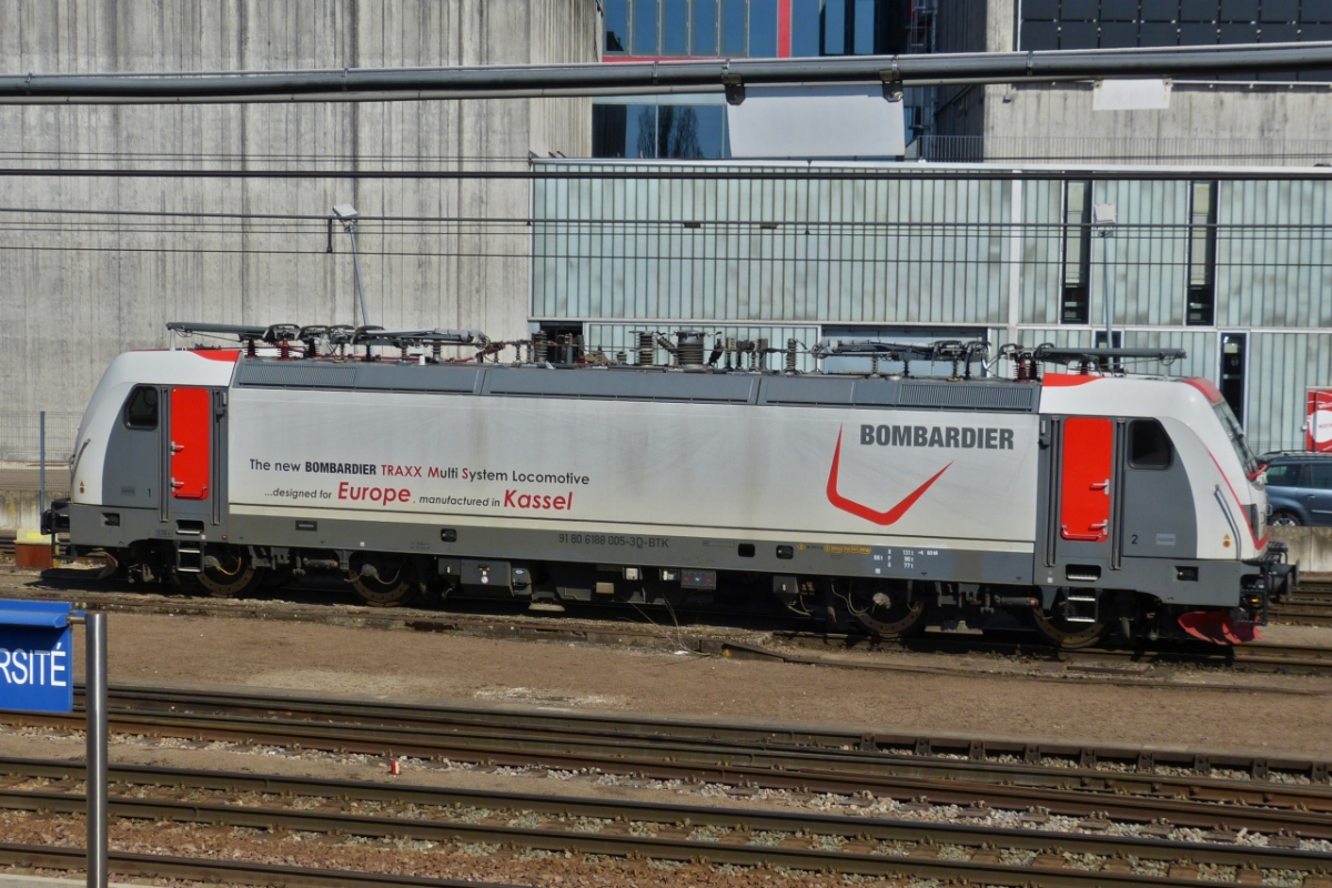 Bombardier Lok 188 005-3 steht noch immer in Belval Universit�, aufgenommen vom Busbahnhof �ber den Zaun. 24.03.2021