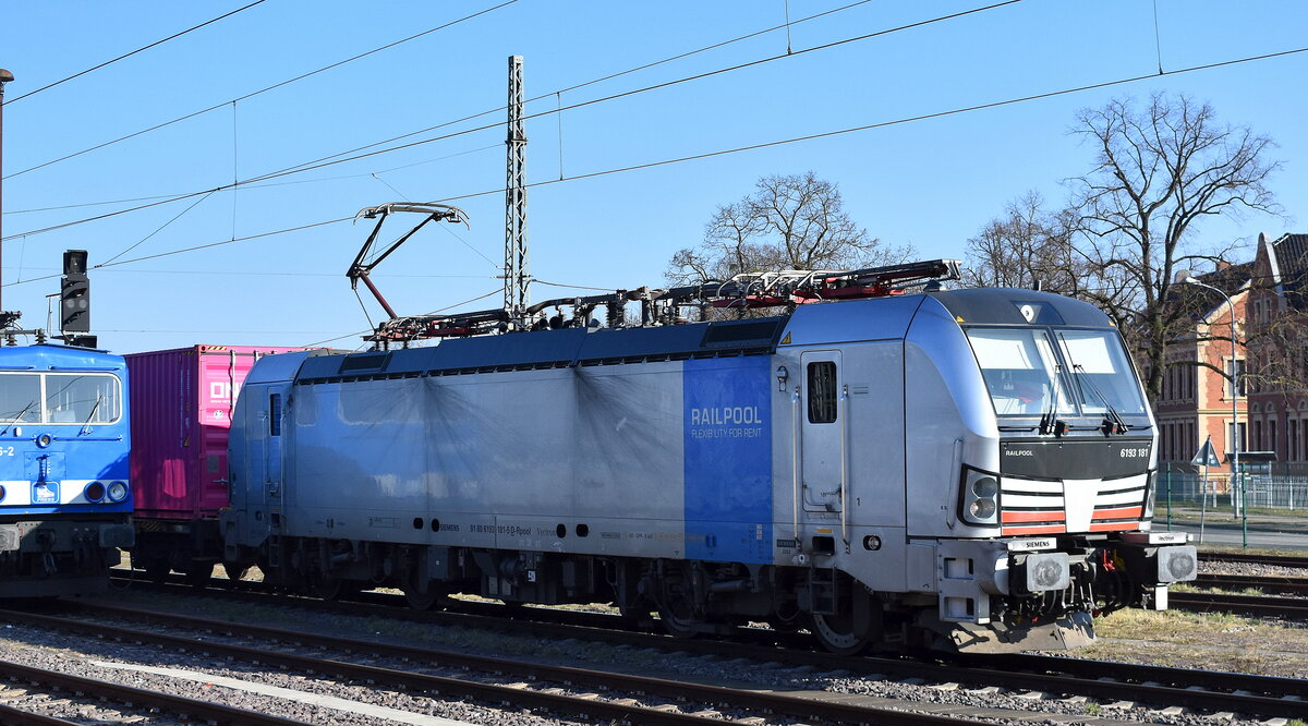 BoxXpress.de GmbH, Bad Honnef, mit der geleasten Railpool Vectron  6193 181  [NVR-Nummer: 91 80 6193 181-5 D-Rpool] und einem Containerzug Richtung Hamburg am 06.03.25 Höhe Bahnhof Stendal Hbf.
