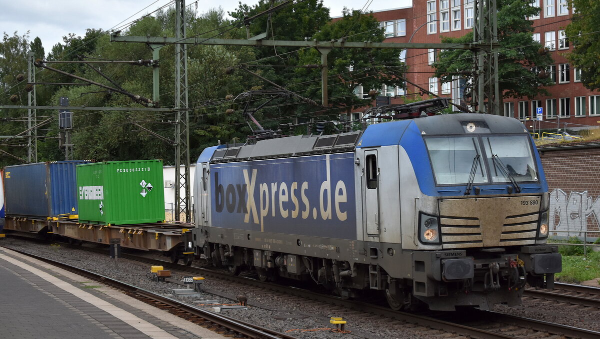 boxXpress.de GmbH, Hamburg [D] mit ihrer Vectron  193 880  [NVR-Nummer: 91 80 6193 880-2 D-BOXX] und einem Containerzug Richtung Hamburger Hafen am 07.08.26 H�he Bahnhof Hamburg-Harburg.