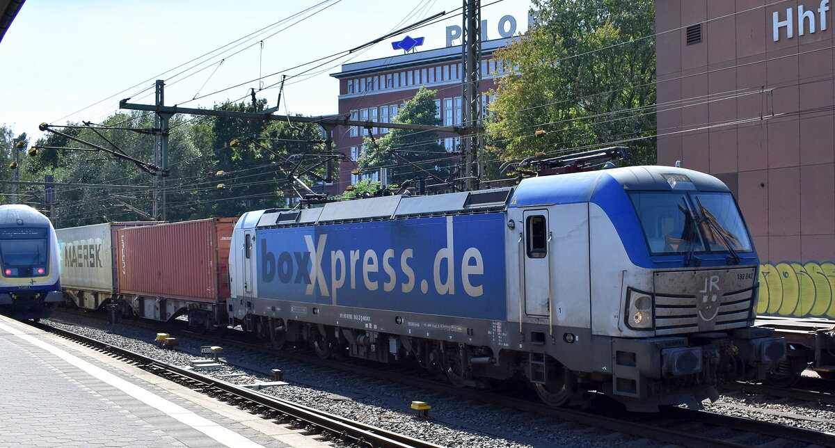 boxXpress.de GmbH, Hamburg [D] mit ihrer Vectron  193 842  [NVR-Nummer: 91 80 6193 842-2 D-BOXX] und einem Containerzug Richtung Hamburger Hafen am 27.08.26 H�he Bahnhof Hamburg-Harburg.