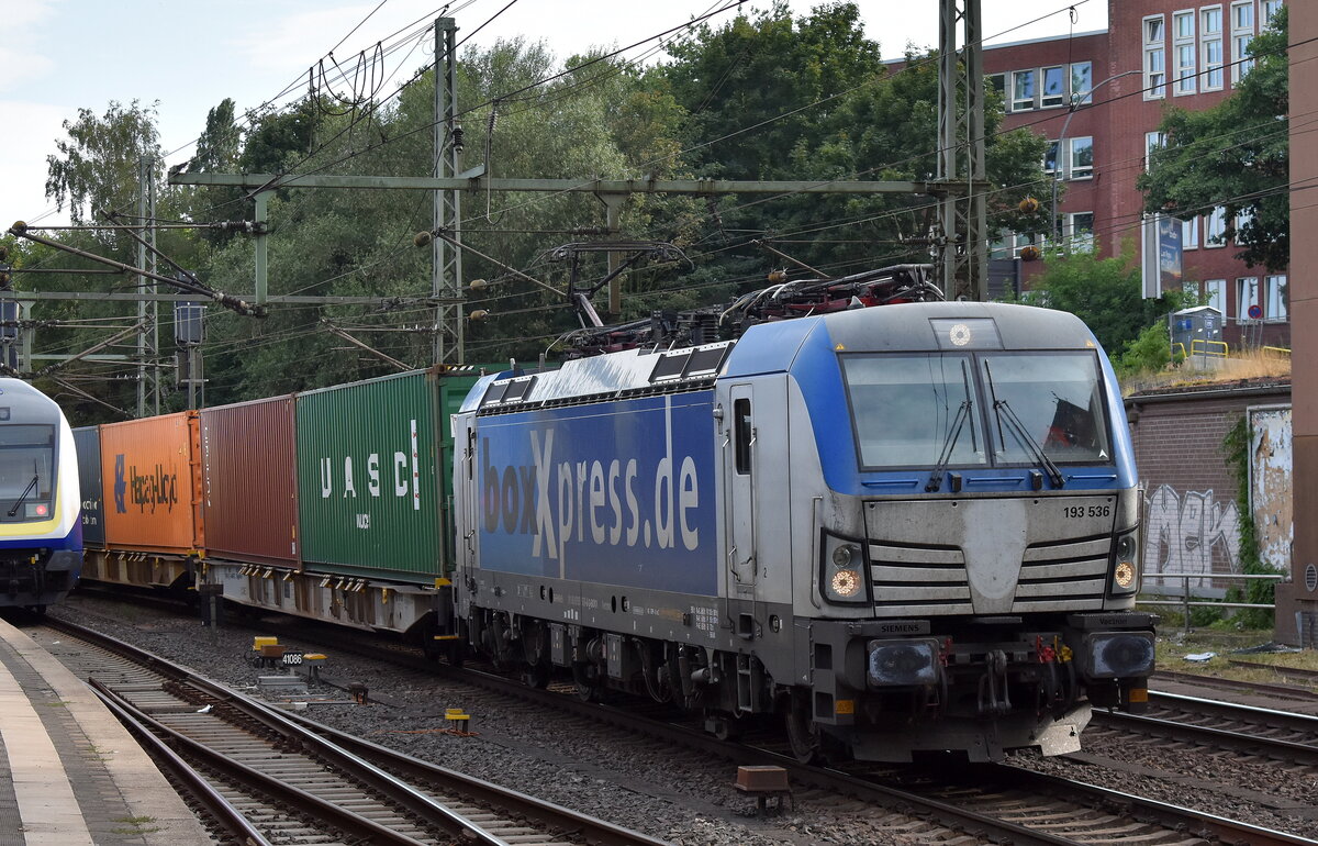 boxXpress.de GmbH, Hamburg [D] mit ihrer Vectron  193 536  [NVR-Nummer: 91 80 6193 536-0 D-BOXX] und einem Containerzug Richtung Hamburger Hafen am 27.08.26 H�he Bahnhof Hamburg-Harburg.