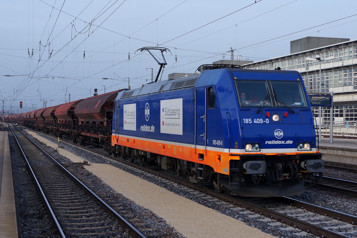 BR 185: Blockg�terzug mit der 185 409-9 von RAILDOX anl�sslich der Bahnhofsdurchfahrt Regensburg am 22. November 2014.
Foto: Walter Ruetsch