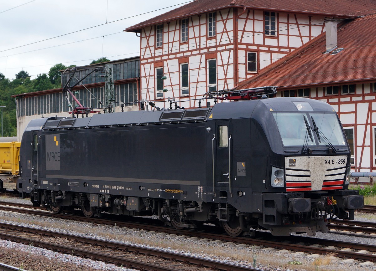 BR 193: Die 193 859 (X4E-859) brachte am 18. Juni 2015 die Aushubwagen von Stuttgart 21 nach Rottweil. 
Foto: Walter Ruetsch 