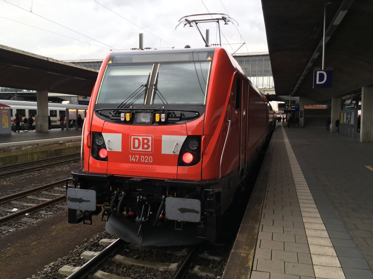 Brandneu:

Die neuen E - Loks f�r Stuttgart - die Br 147.

Erst am 20.12.16 Lackiert gl�nzt 147 020 schon am 17.02.17 in Heidelberg Hbf um den ganzen Tag zwischen Stuttgart und Heidelberg umher zu fahren und damit wohl eine ihrer erster Fahrten zu verbringen.



