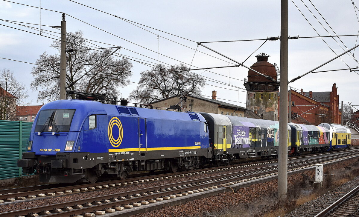 BRCE - Beacon Rail Capital Europe GmbH, München [D] mit dem Taurus  ES 64 U2-080  [NVR-Nummer: 91 80 6182 580-1 D-DISPO] für? mit zwei  Erlebe Teamwork  Sonderwagen + metronom Steuerwagen am Haken, als Übergabefahrt am 10.12.25 Höhe Bahnhof Rathenau.