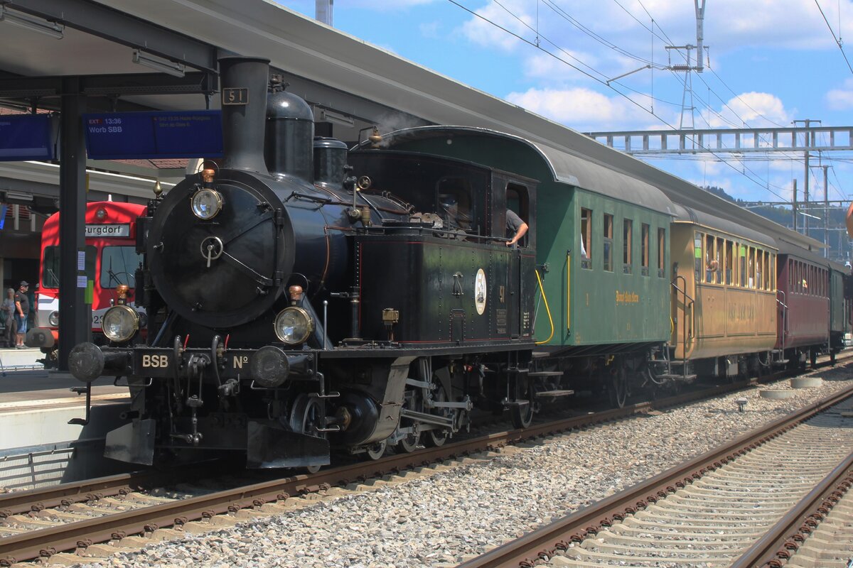 BSB-51 pendelt am 18 Mai 2025 zwischen Bahnhof und BLS-Werkst�tte Koninlfingen w�hrend das Spektakel  150 Jahre Emmentalbahn .