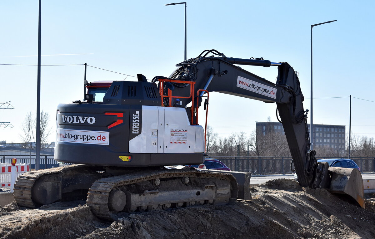 BTB-Recycling-Hof GmbH mit einem VOLVO ECR355ENL Raupenbagger beim Brückenneubau Berlin Marzahn 03.03.25