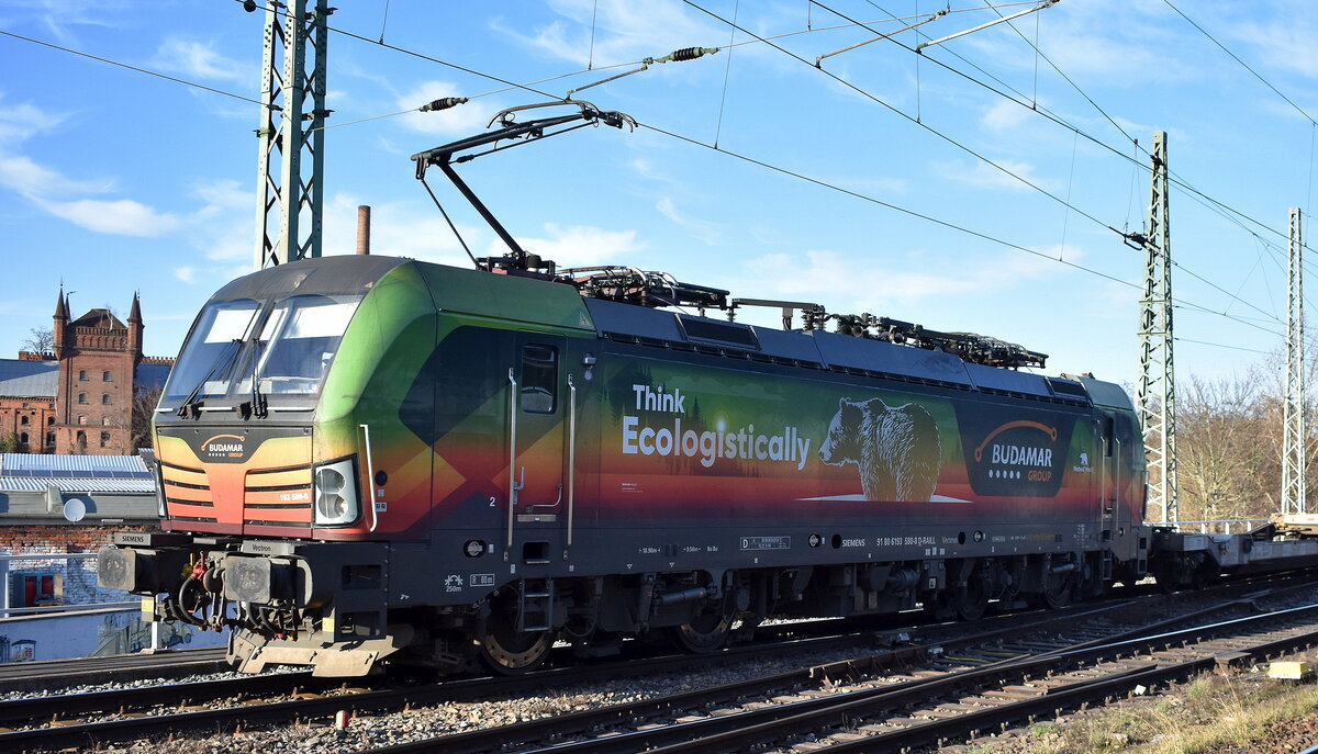 BUDAMAR LOGISTICS, a.s., Bratislava [SK] mit der geleasten Rolling Stock Lease s.r.o. Vectron  193 580-8  [NVR-Nummer: 91 80 6193 580-8 D-RAILL] und einem KLV-ZUg am 03.03.26 Höhe Bahnhof Magdeburg-Neustadt. 