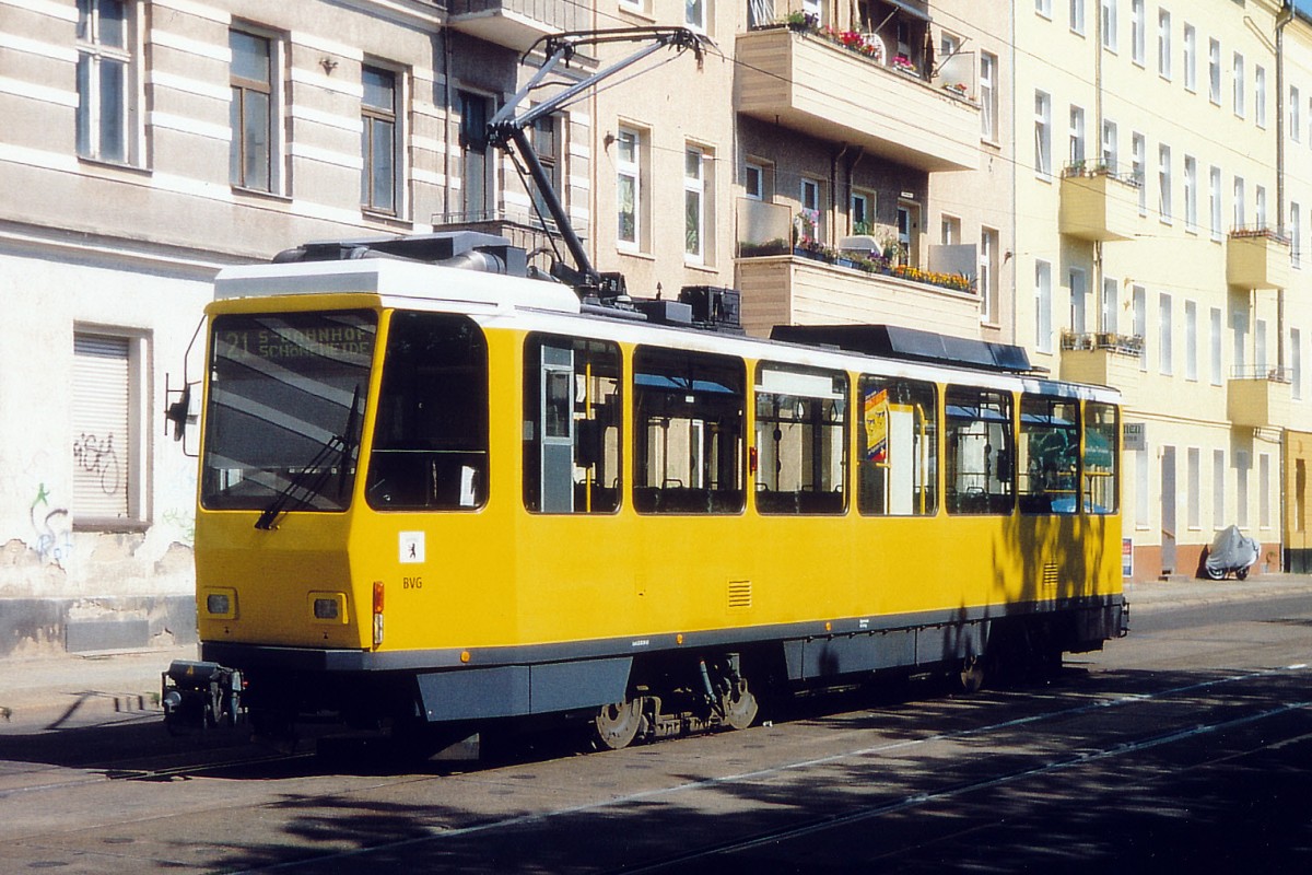 BVG: SOLO-TATRA Tramzug auf der Linie 21 in Berlin im Juni 2004. Diese bereits seit mehreren Jahren ausrangierten speziellen Fahrzeugtypen verdienten ihr letztes Gnadenbrot in Schweden bei der Strassenbahn Norrk�ping.
Foto: Walter Ruetsch