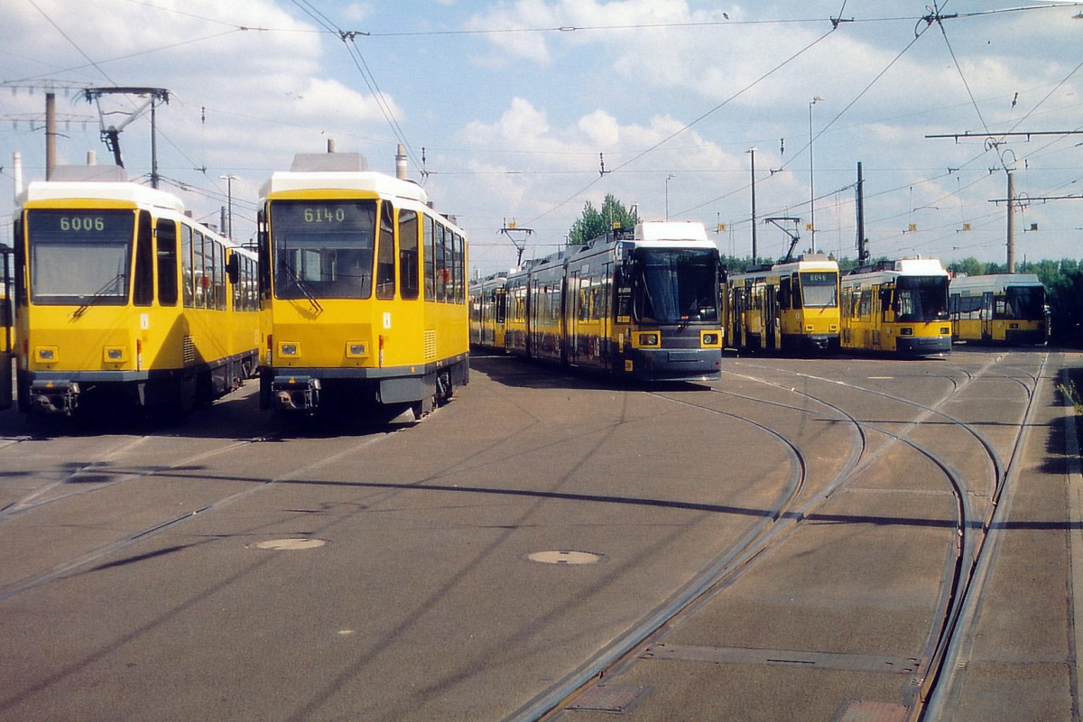 BVG: Verschiedene Tramzüge aufgenommen im Juni 2004 in Berlin.
Foto: Walter Ruetsch 