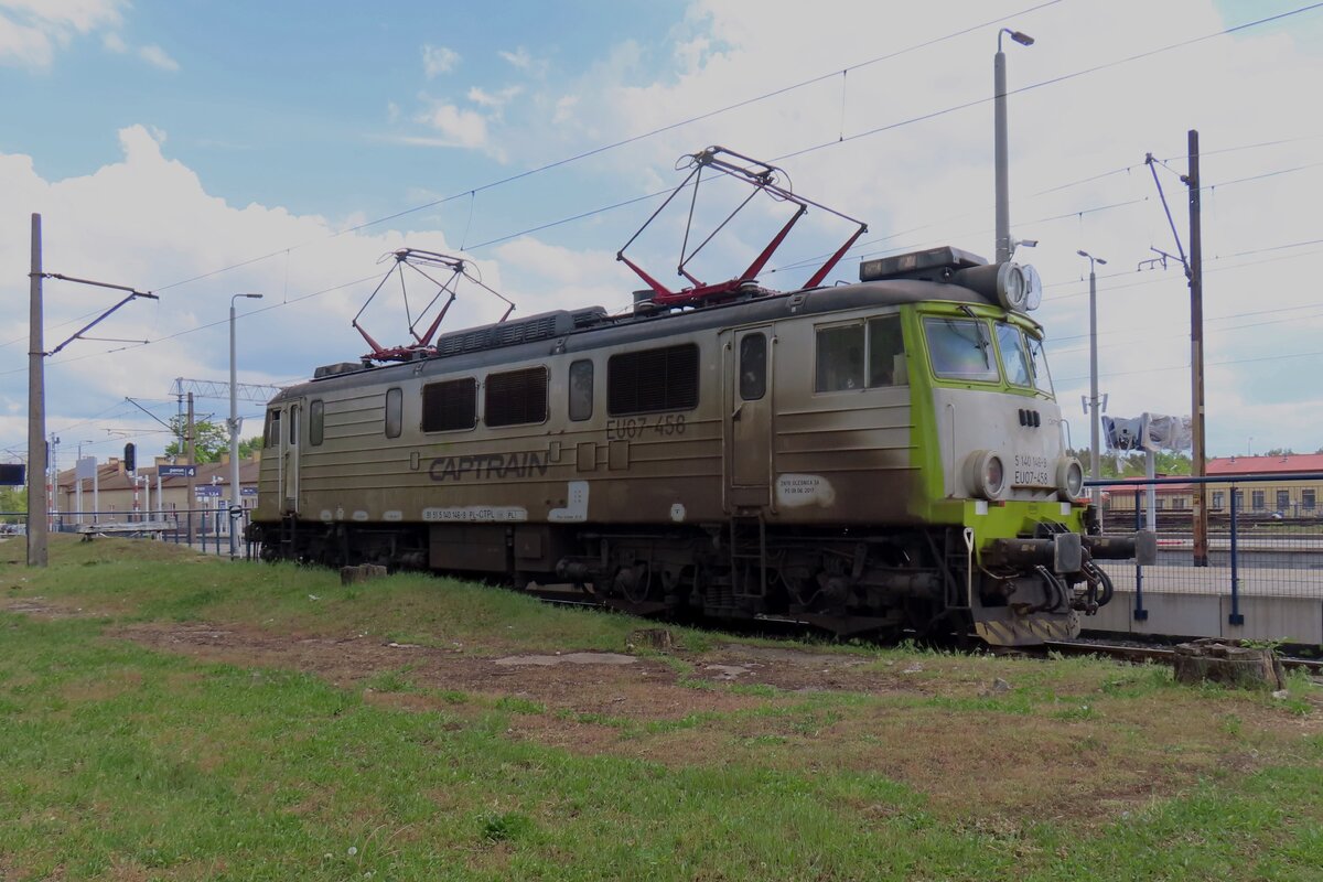 CapTrain Polska EU07-458 nimmt sich eine Pause in Rzepin am 3 Mai 2024.
