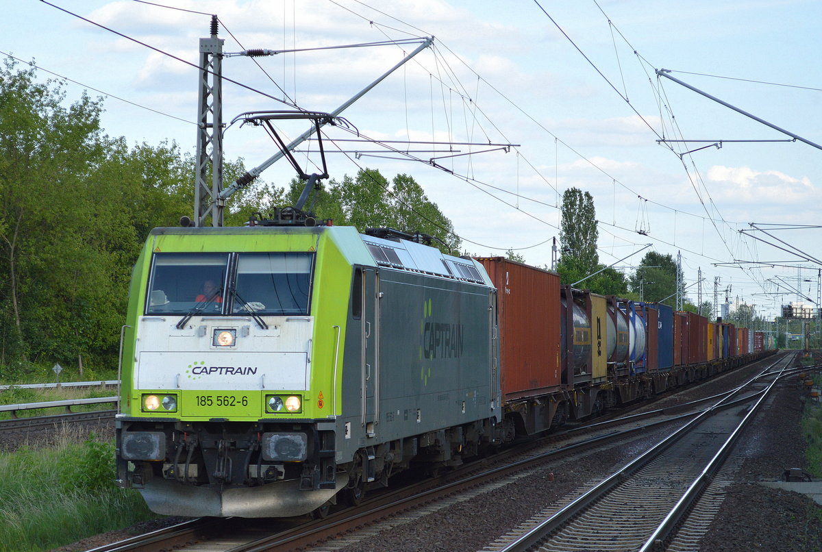 Captrain/ITL 185 562-6 mit Containerzug am 14.06.17 Berlin-Hohenschönhausen.