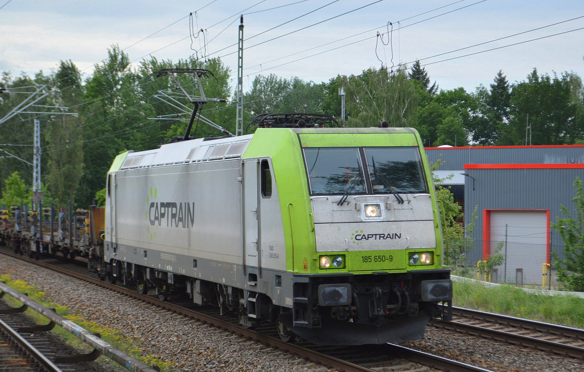 Captrain/ITL 185 650-9 mit leerem Güterzug für Langschienen-Transporte am 16.05.18 Mönchmühle bei Berlin. 
