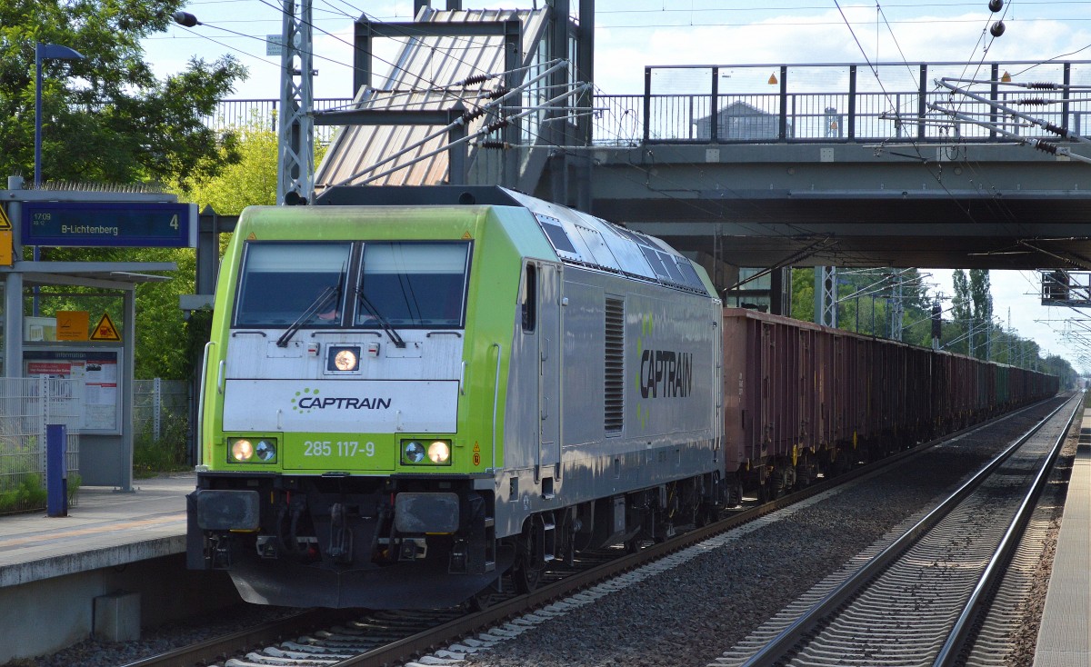 Captrain/ITL 285 117-9 mit einem Ganzzug offener Gterwagen am 15.06.15 Berlin-Hohenschnhausen.