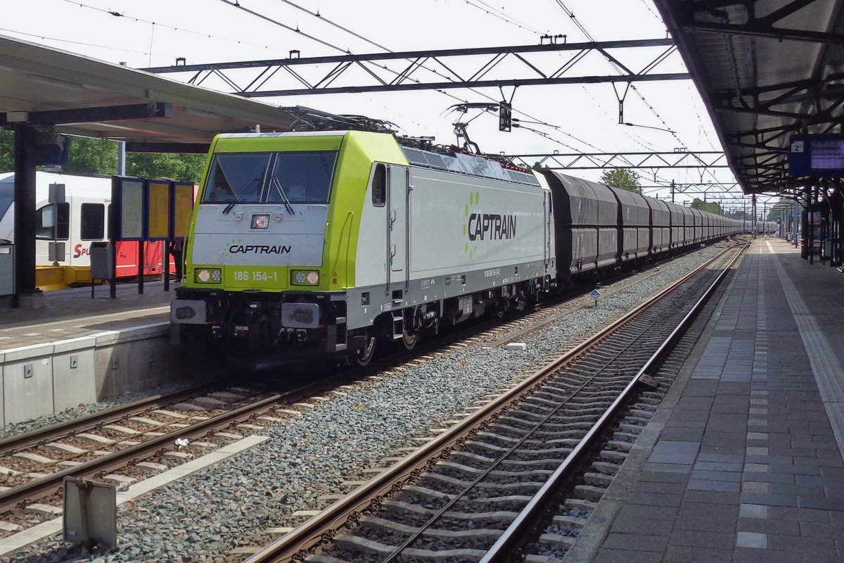 CapTrains Neue: 186 154 zieht ein Kohlezug bei Dordrecht am 18 Juli 2018.