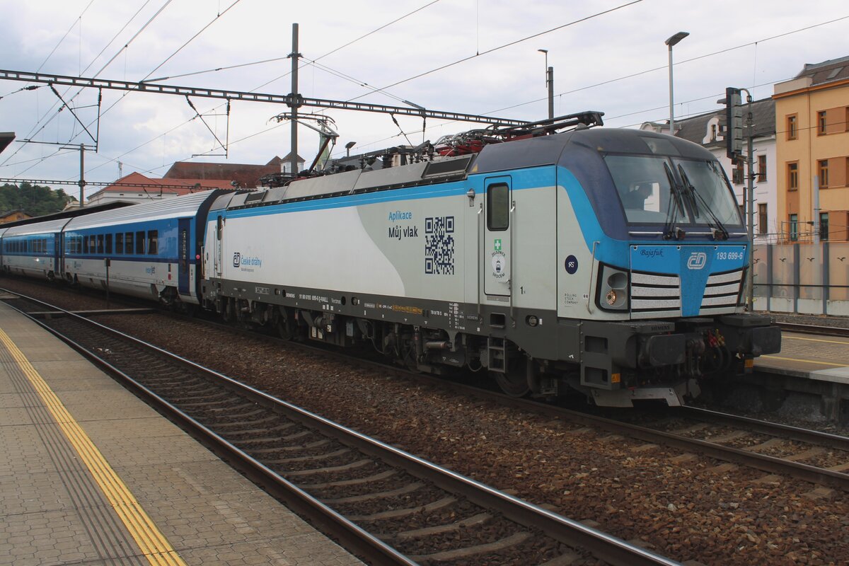 CD 193 699 steht mit ein ComfortJet in Usti nad Labem am 26 Mai 2025. Diese Gattungen haben beinahe alle durchgehende Schnellz�ge zwischen CHeb und Praha �ber Usti nad Labem �bernommen.