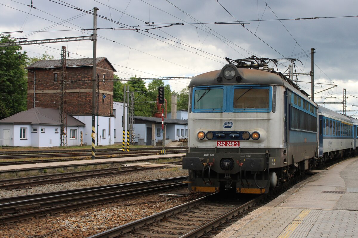 CD 242 248 treft mit der Ruychlyk aus Ceske Budejovice am 29 Mai 2025 in Jihlava ein. Einst die Standartelloks auf diese Strecke, sind die Tage der Reihe 242 beinahe vorbei. Die elloks zwischen Ceske Budejovice und Jihlava sind meistens 362er geworden.