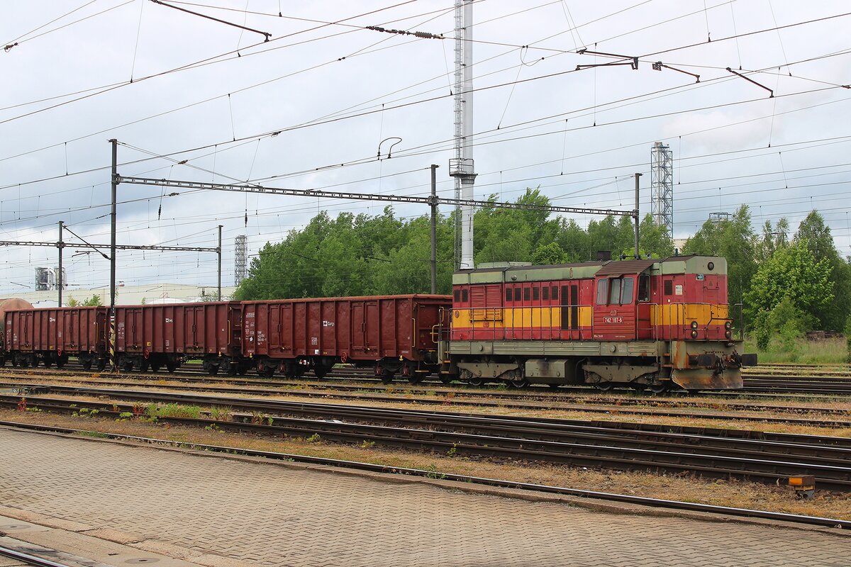 CD 742 107 rangiert am 28 Mai 2025 in Jihlava. Das CZ LOKO Werk in der Nähe generiert jeder Tag lokaler Guterverkehr und zumindestens ein regionaler Guterzug.