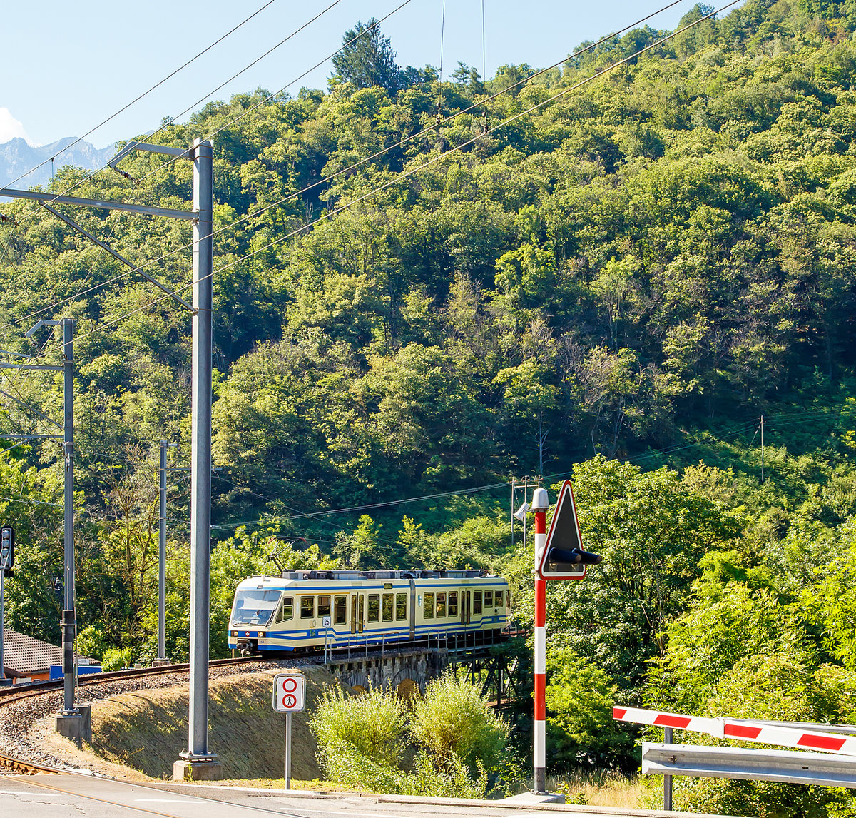 
Centovallibahn - Der FART Gelenk-Triebwagen ABe 4/6 54 verlässt am 22.06.2016 das Isorno Viadukt und erreicht nun bald den Bahnhof Intraga. 

Eigentlich hatte ich mir weiter hinten die Fotostelle gedacht, war aber leider zu langsam und die Schranke war schon zu.
