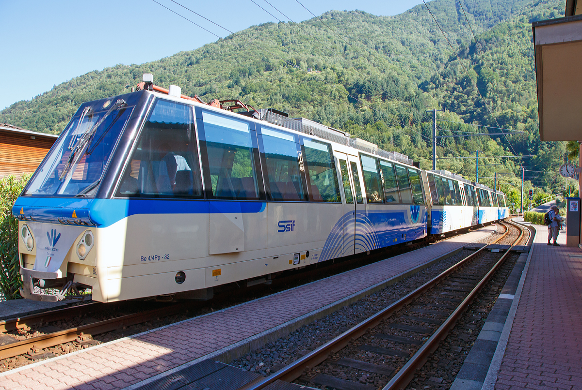 
Centovallibahn - Ein SSIF (Societ� subalpina di imprese ferroviarie) Panoramatriebzug (Ferrovia Vigezzina Treno Panramico) durchf�hrt am 22.06.2016 von Domodossola kommend den Bf. Intragna. In den Fahrpl�nen steht Intragna als Badarfshalt, aber dies gilt nur f�r Fahrg�ste die aussteigen wollen, Reisende die von hier nach Locano wollen werden nicht mitgenommen und m�ssen auf einen n�chsten Regionalzug warten. 