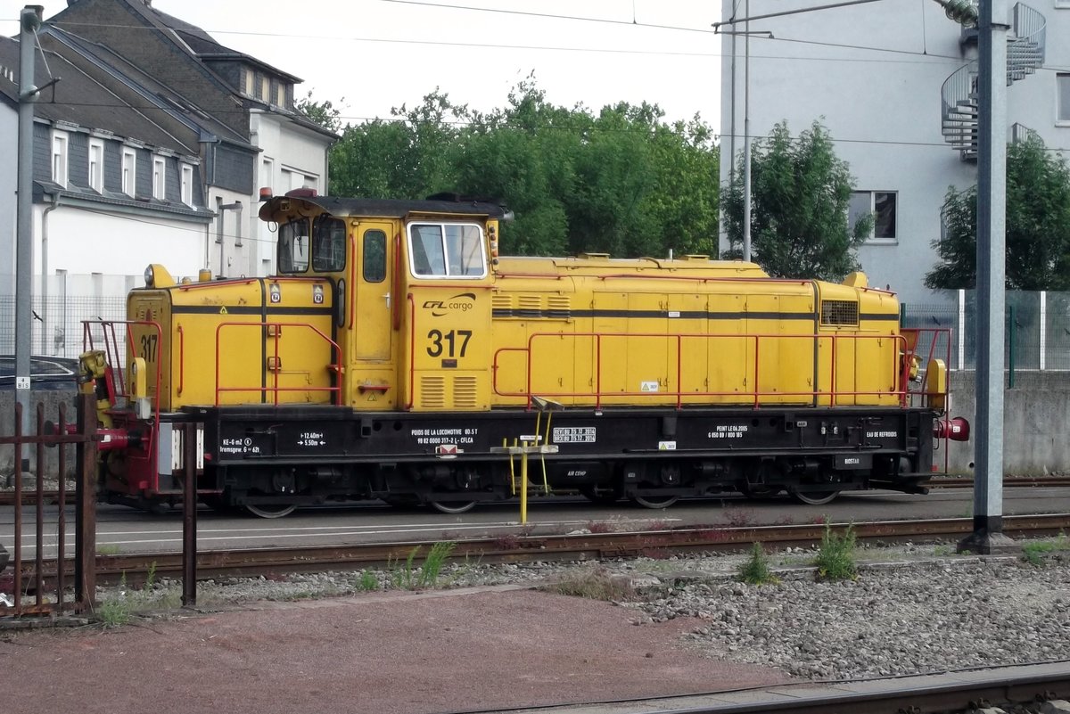 CFL 317 ist eine frühere ARBED-Rangierlok und fahrt hier am 8 Juni 2015 durch Luxembourg GHare.