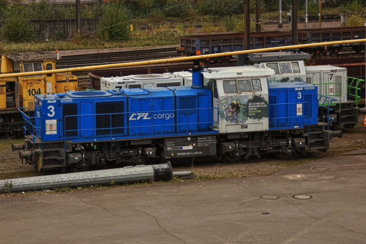 CFL Cargo 1103, Mak G 1000 BB; Bau NR. 5001529; 92 80 0000 1003-1 L-CFLCA, dahinter versteckt sich die CFL 1107, aufgenommen in der Abstellung Esch-Belval, von der Fahrrad und Fu�g�nger Br�cke Velodukt. 16.10.2025