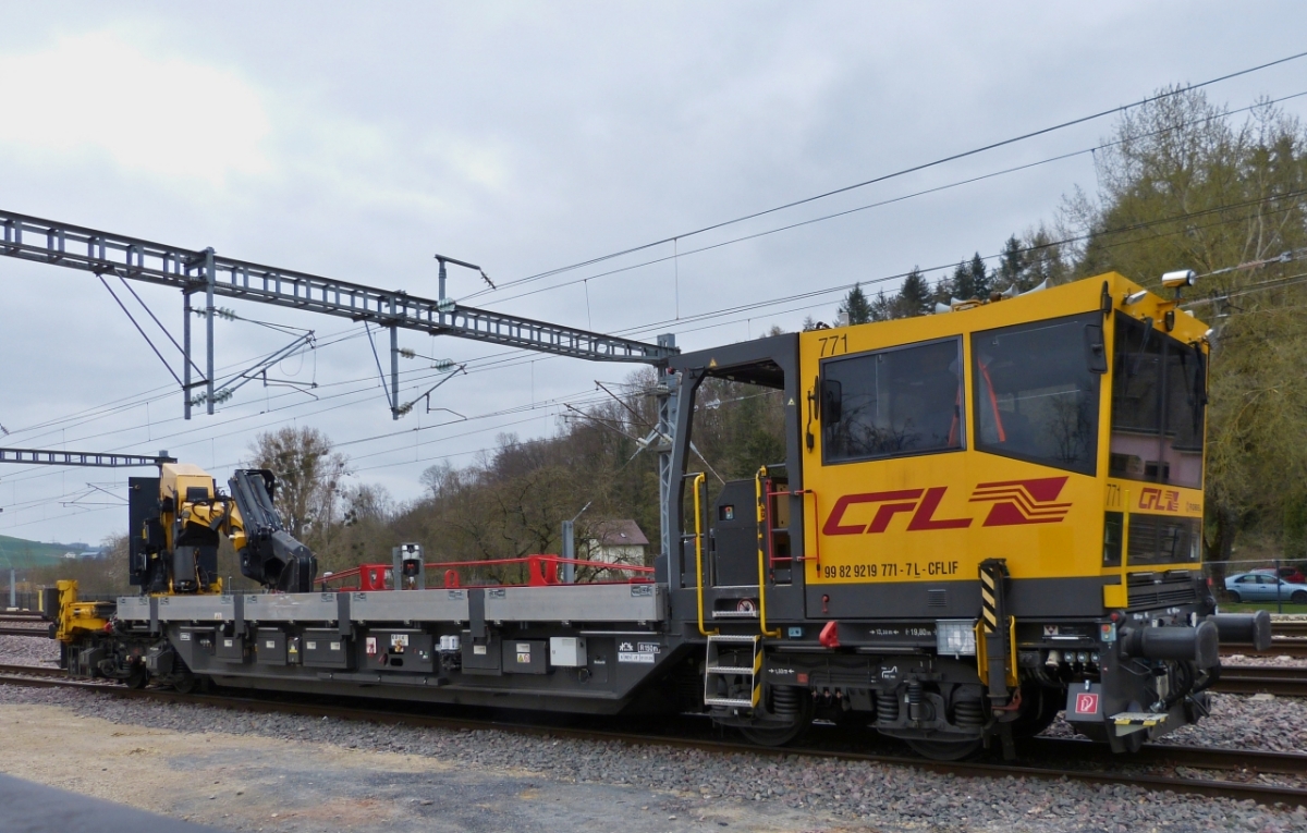 CFL Robbel 771 steht auf dem Abstellgleis hinter der Brücke  in Ettelbrück abgestellt. 
Foto wurde über den Zaun am Parkplatz gemacht. 03.04.2021
