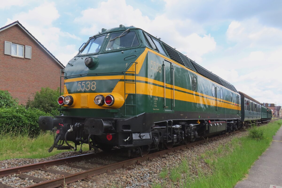 CFV3V treft am Morgen von 7 Juli 2024 mit der 1.Pendelzug des Tages in Puurs ein während das  Scheldeland in Stoom  Wochenende und wird vom Fahrradweg auf den Chip gesetzt.