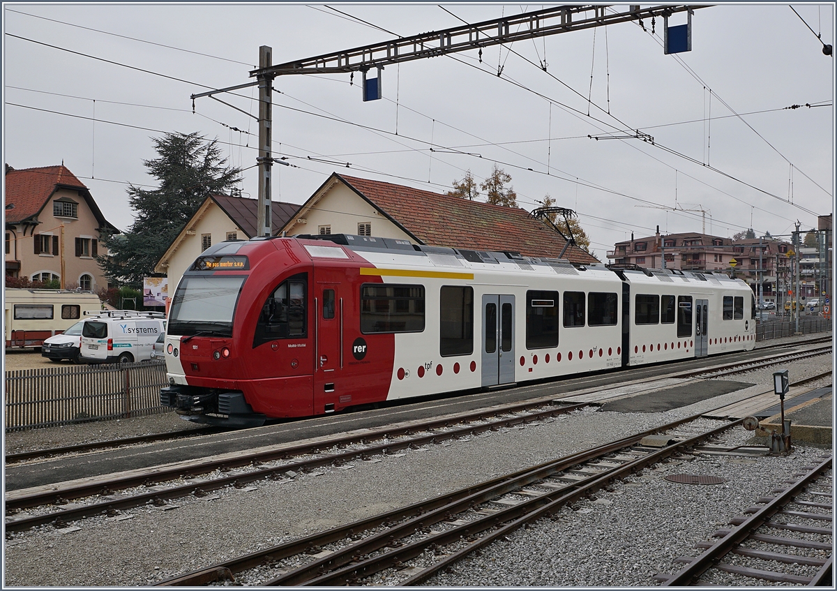 Châtel St-Denis, der  alter  Bahnhof, eigentlich sollten hier seit dem 19. Okt. keine Züge mehr fahren, doch branchenübliche Verspätungen beim Bau des neuen Bahnhofs gewähren dem  alten  noch eine Schonfrist bis zum 8. Nov. 2019 

Im Bild der TPF SURF ABe 4/2 / Be 2/4 101. 

28. Okt. 2019