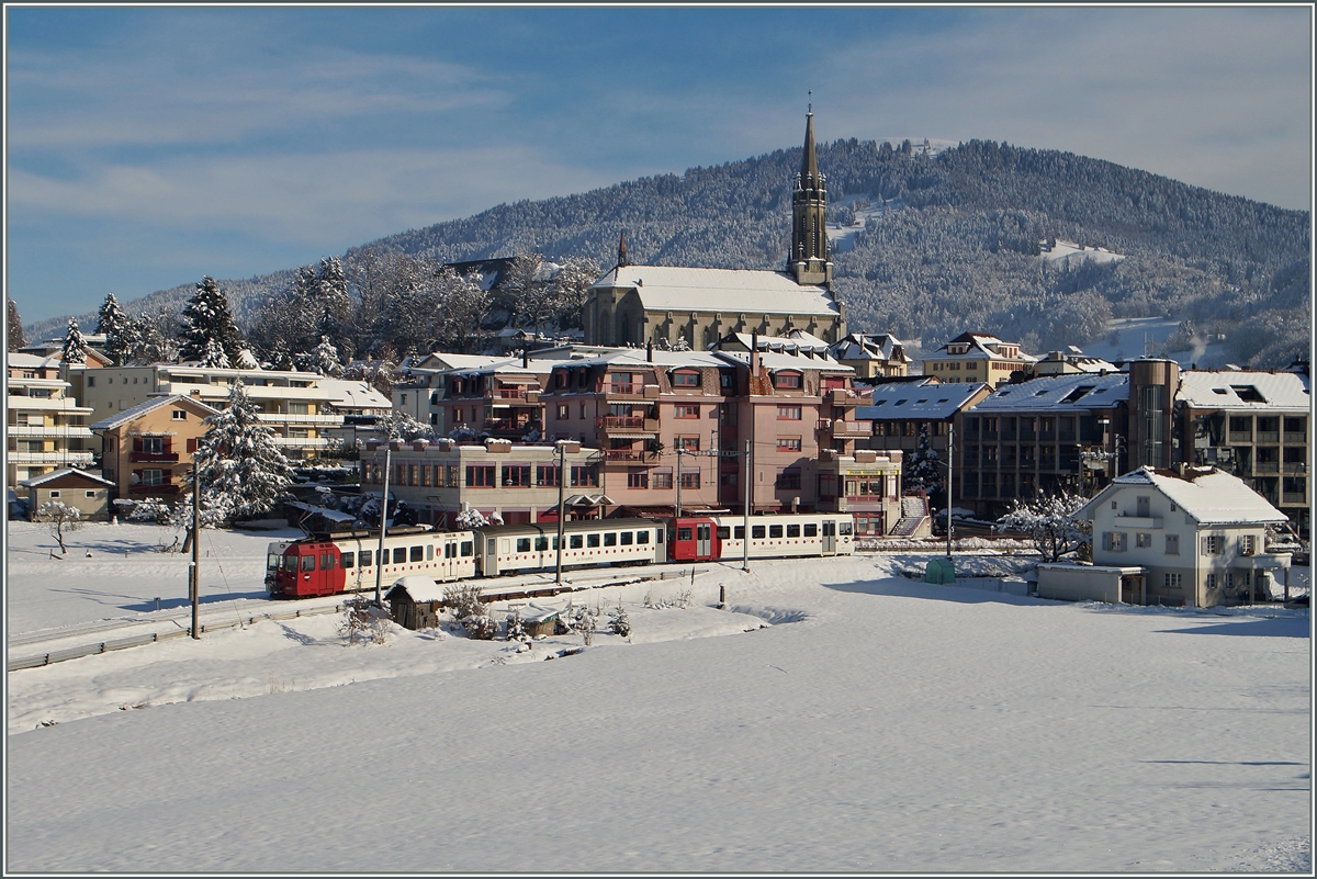 Châtel St Denis befindet sich auf 807 m.ü.M und so liegt hier Schnee, wenn es im  Flachland  grün ist. Vor dem Hintergrund der Stadt und der Freiburger Alpen verlässt der TPF Regionalzug S 51 14859 Châtel St-Denis Richtung Palézieux.
21. Jan. 2015