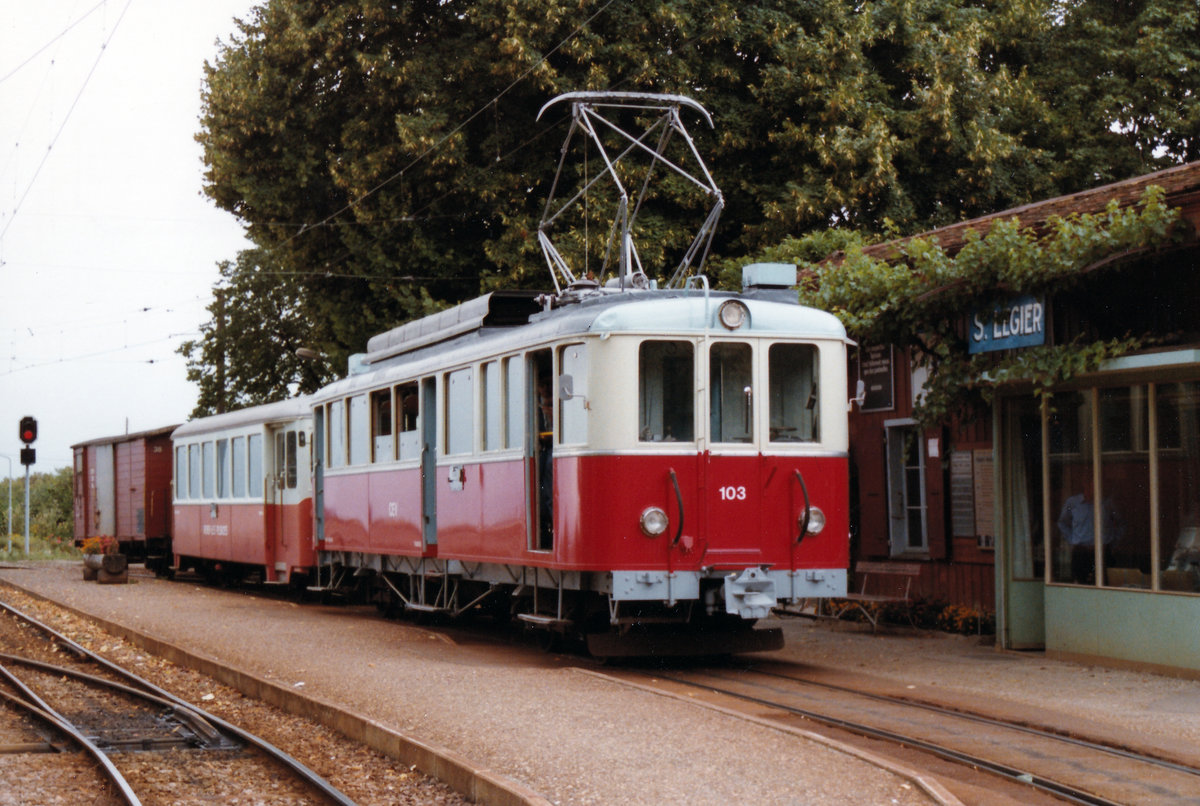 Chemins de fer électriques Veveysans (CEV).
Erinnerungen an die alte CEV.
Sonderzug mit dem BDe 4/4 103 + B 212 + K bei einem Kreuzungshalt in St.-Légier im September 1983.
Foto: Walter Ruetsch 