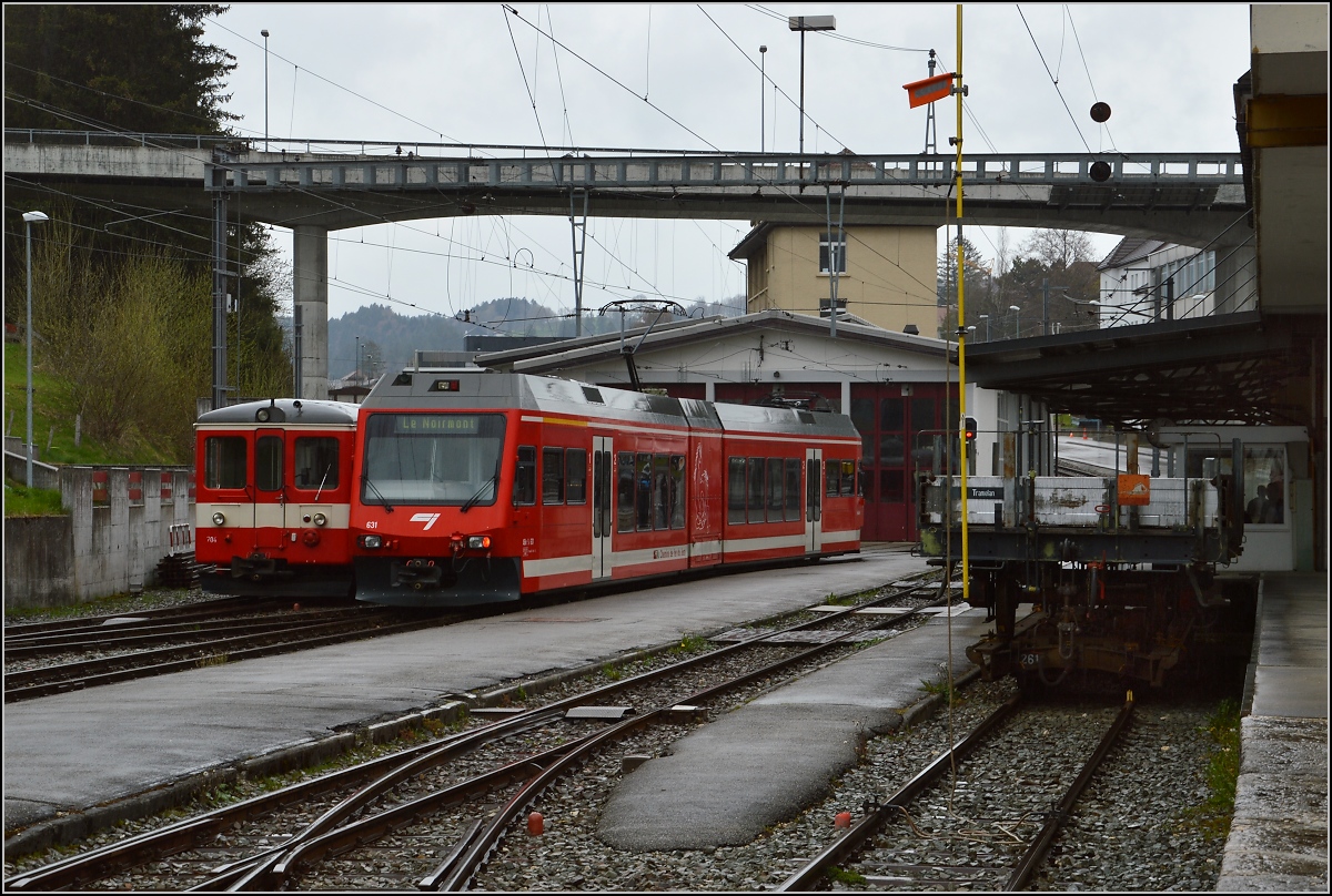 Chemins de fer de Jura (CJ). Triebwagen ABe 2/6 631 in Tramelan. April 2016.

Eckdaten des ABe 2/6 631:
Baujahr 2001
Länge 33,2 m
Gewicht 40,6 t
Leistung 320 kW
Höchstgeschwindigkeit 90 km/h