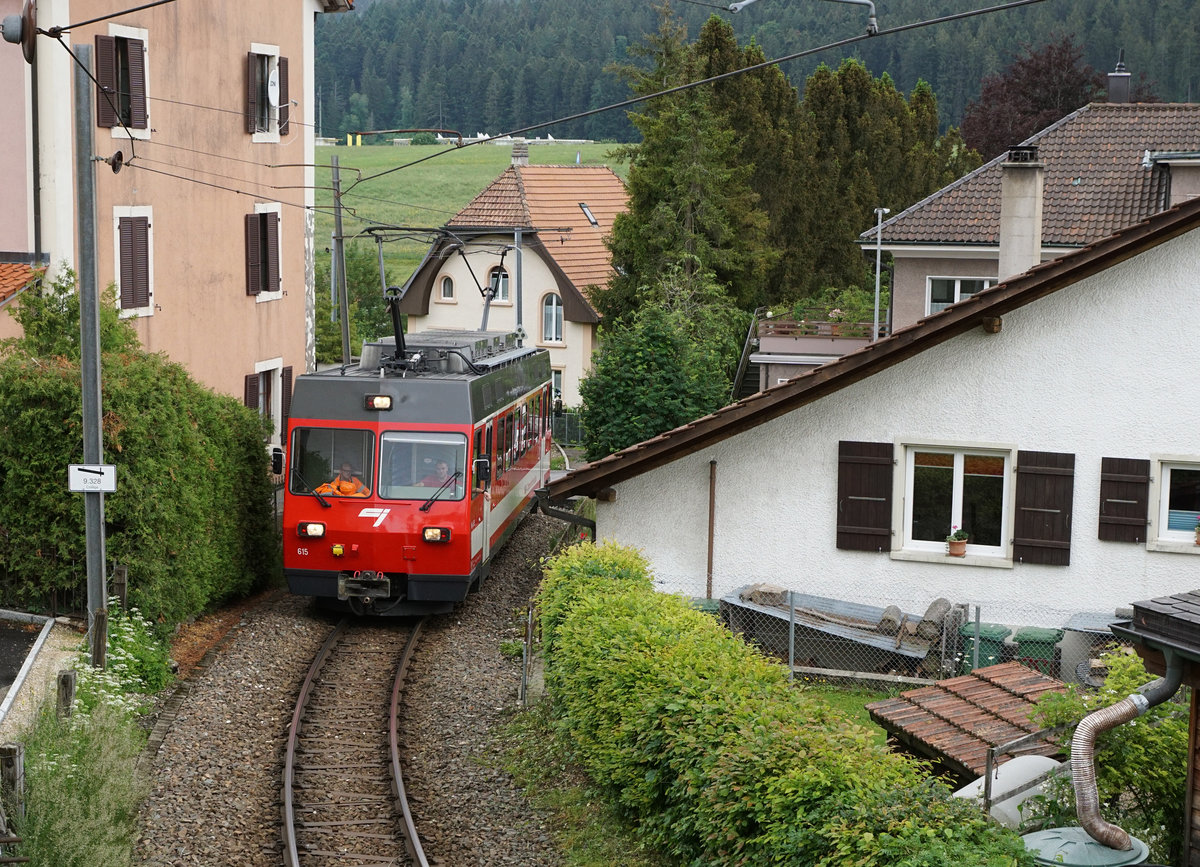 Chemins de fer du Jura, CJ.
Be 4/4 615 ehemals Frauenfeld-Wil-Bahn, FW auf der Fahrt bei Tramelan am 7. Juni 2018.
Foto: Walter Ruetsch 